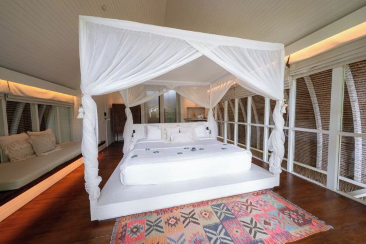 Minibar, in-room safe, iron/ironing board (on request), WiFi (free)