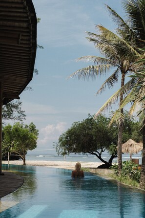 室外游泳池,提供日光浴躺椅