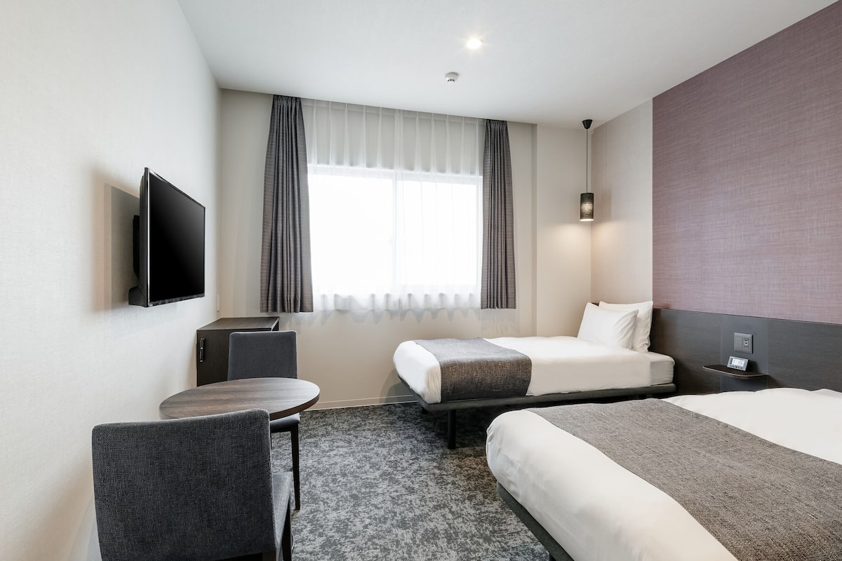 Chambre avec lits jumeaux | Fer et planche à repasser, Wi-Fi gratuit, draps fournis