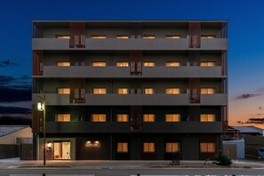 Overnatningsstedets facade – aften/nat