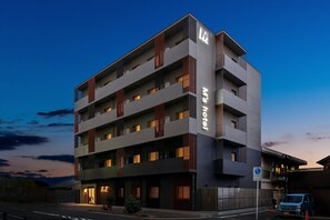 Voorkant accommodatie - avond/nacht