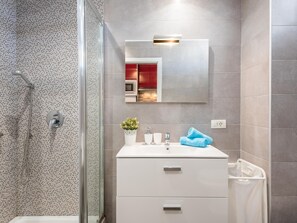 Baignoire, séchoir à cheveux, serviettes fournies