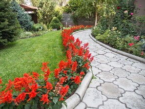 Garden - Hotel Asia Mountains 2 (Bishkek)