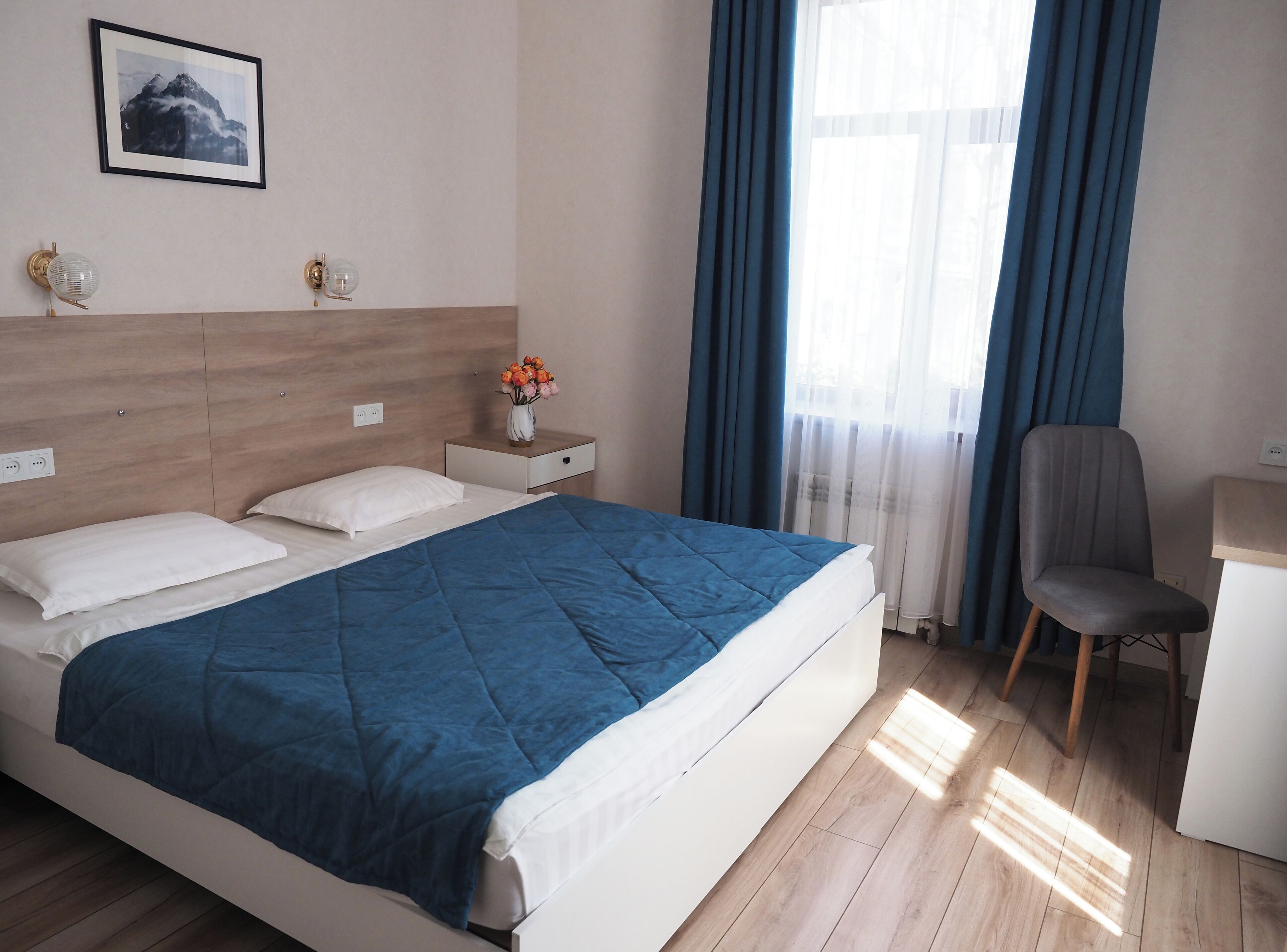 Hypo-allergenic bedding, down comforters, in-room safe, desk