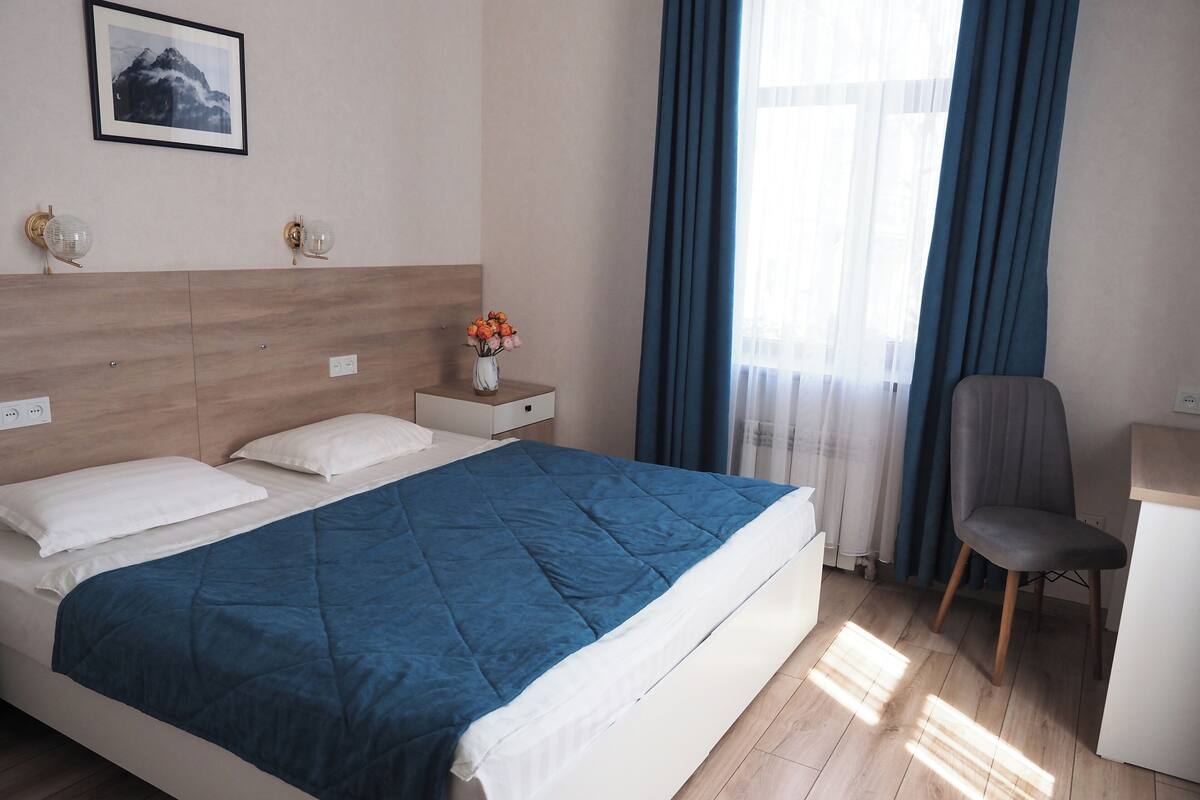 Hypo-allergenic bedding, down duvets, in-room safe, desk