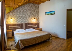 Chambre Standard double ou avec lits jumeaux, 1 lit double, vue sur la ville | Literie hypoallergénique, couette en duvet