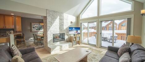 Televisión y chimenea