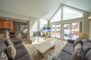 TV, fireplace