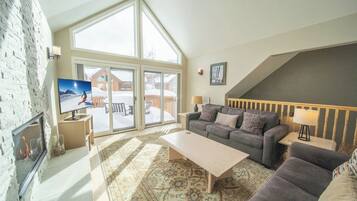 Una televisión, una chimenea