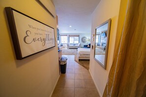 Tabla de planchar con plancha, wifi y ropa de cama