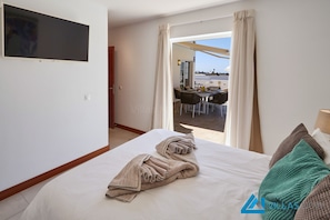 3 slaapkamers, een strijkplank/strijkijzer, gratis wifi, beddengoed