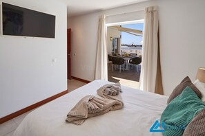 3 chambres, coffres-forts dans les chambres, fer et planche à repasser