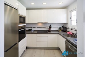 Réfrigérateur, micro-ondes, four, lave-vaisselle