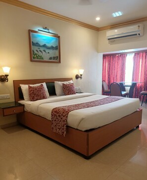 Standard Room | In-room safe, iron/ironing board, free WiFi, bed sheets