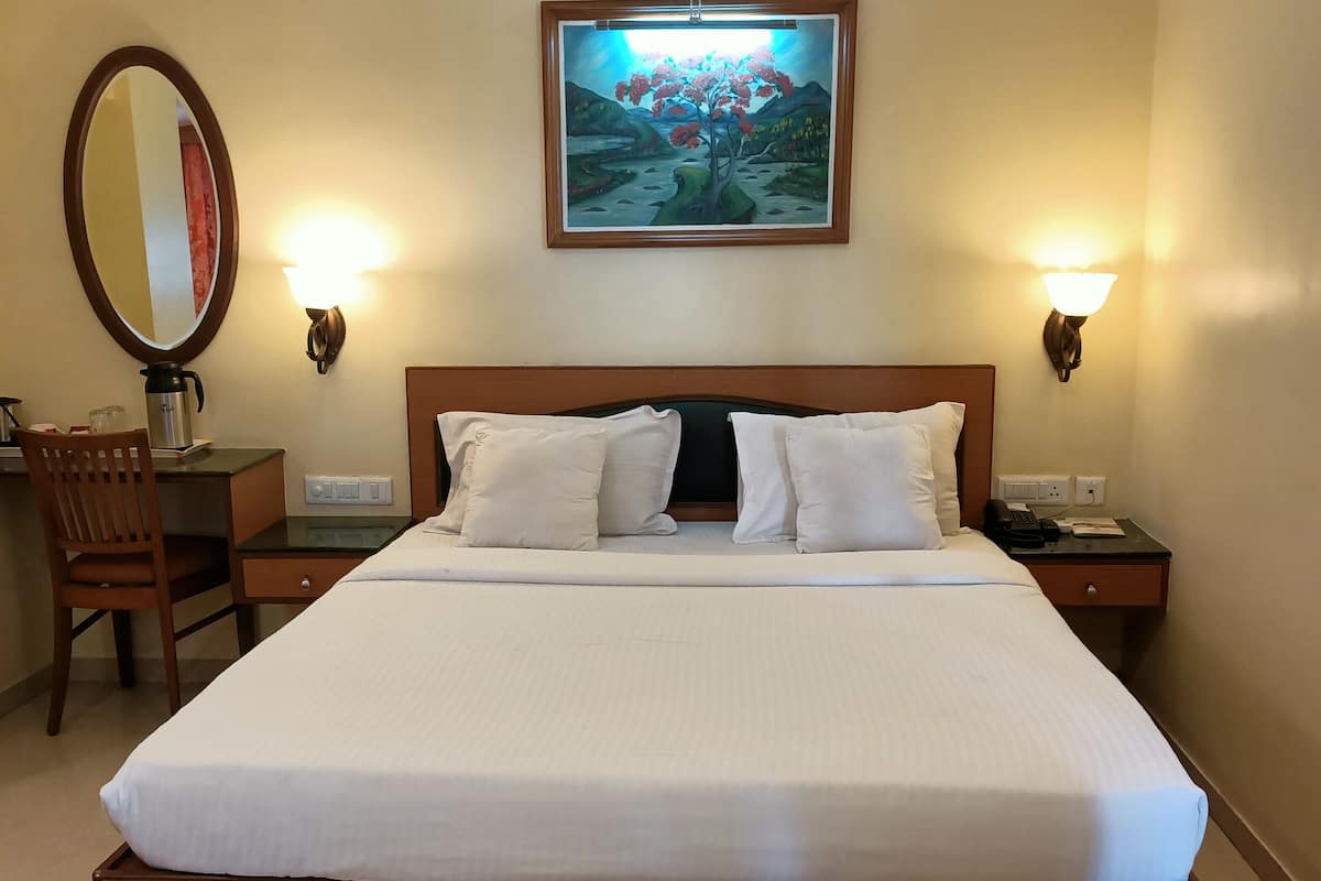 Deluxe Room | In-room safe, iron/ironing board, free WiFi, bed sheets