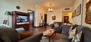 Apartament, 2 dormitoris | Sala d'estar | Televisor LCD 