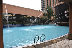 2 outdoor pools