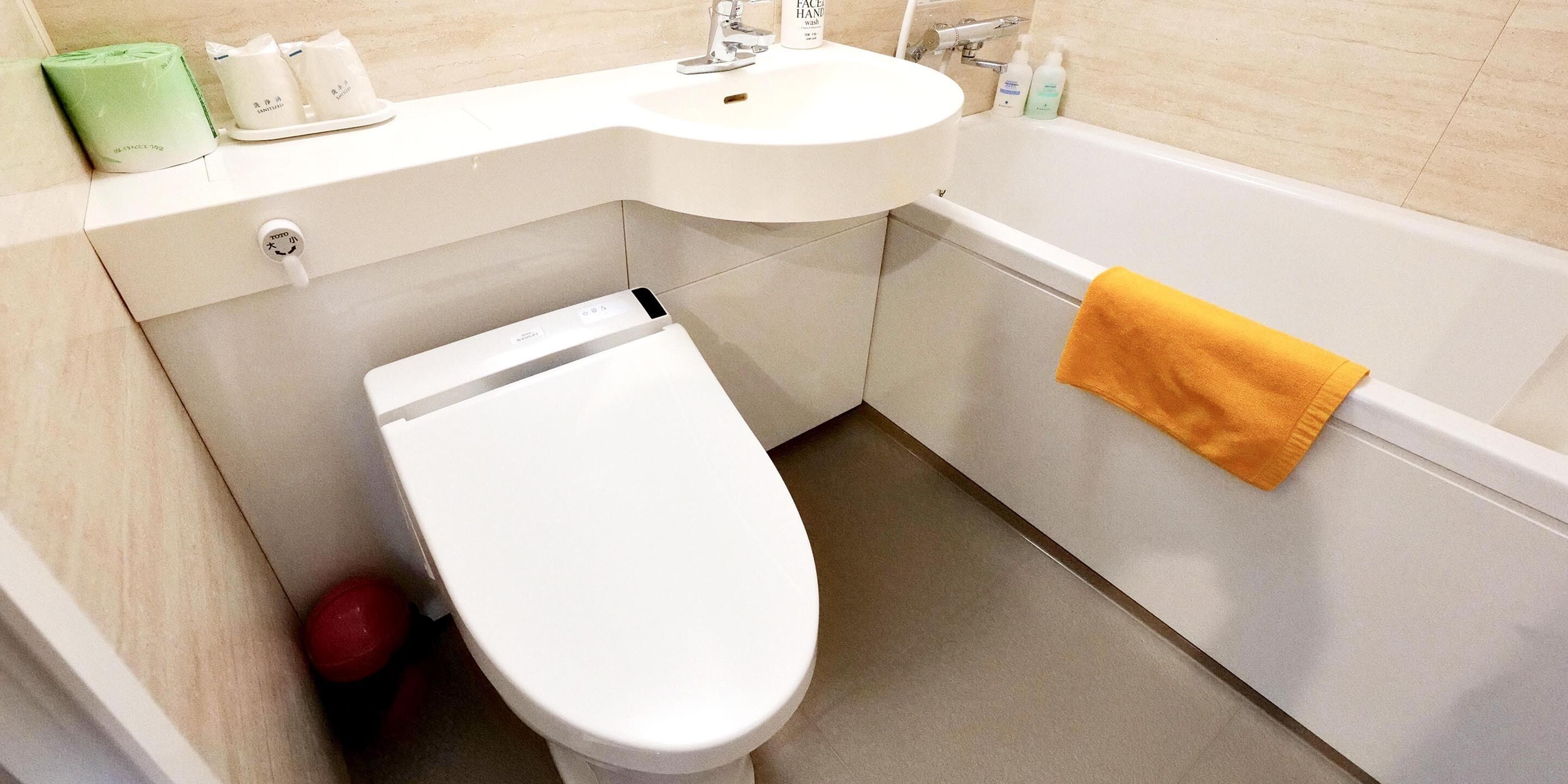 Combined shower/tub, deep soaking tub, rainfall showerhead