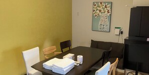 Familjelägenhet (201 Susanoo) | Skrivbord, strykjärn/strykbräda, gratis wi-fi och sängkläder