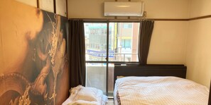 Escritorio, tabla de planchar con plancha, wifi gratis y ropa de cama 