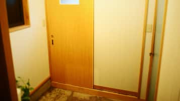 Shower, free toiletries, hair dryer, shampoo