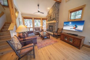 Een televisie en een open haard