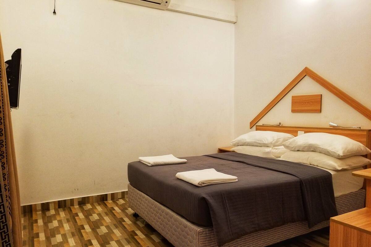 Deluxe Room | Minibar, in-room safe, desk, laptop workspace