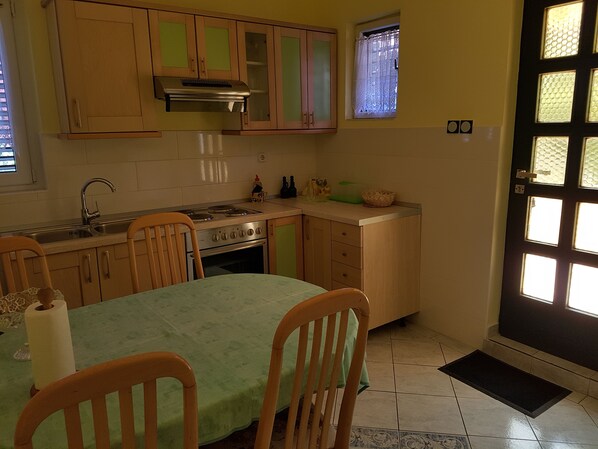 Apartamento, 1 quarto (4 Adults) | Cozinha privada | Geladeira, cooktop, cafeteira/chaleira, chaleira elétrica