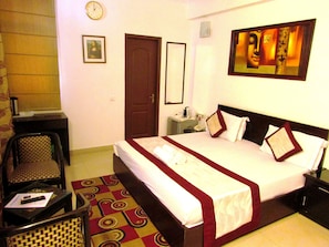 Desk, blackout drapes, free WiFi, bed sheets