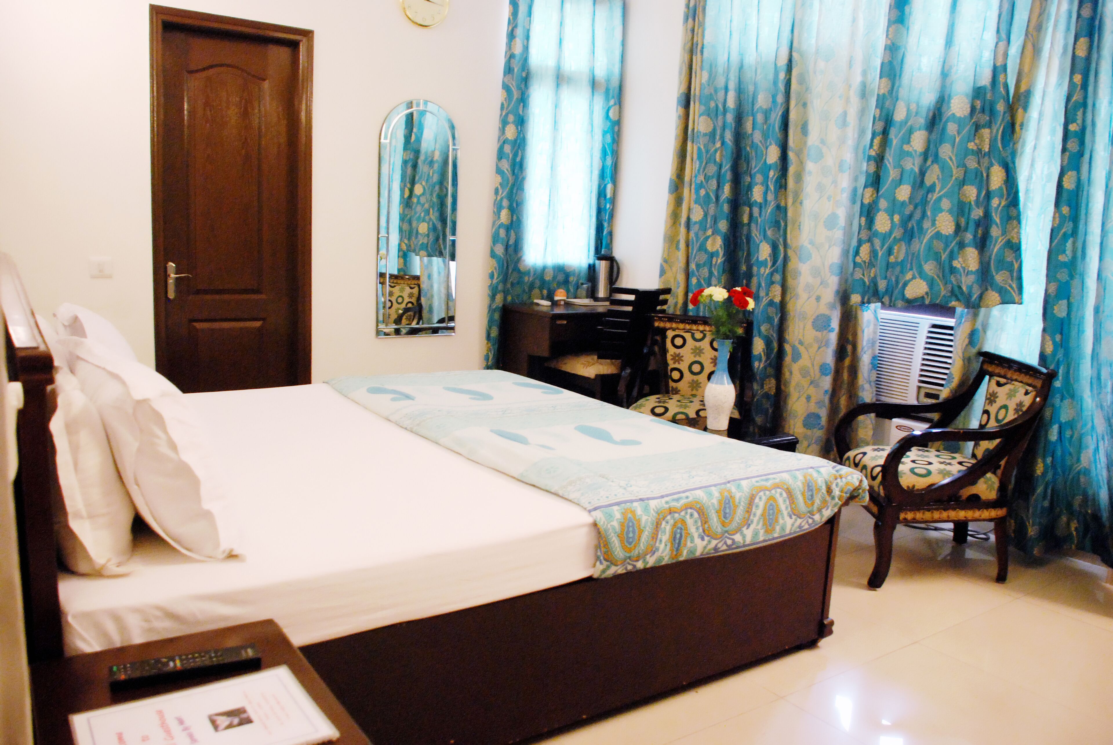 Executive Room | Desk, blackout drapes, free WiFi, bed sheets