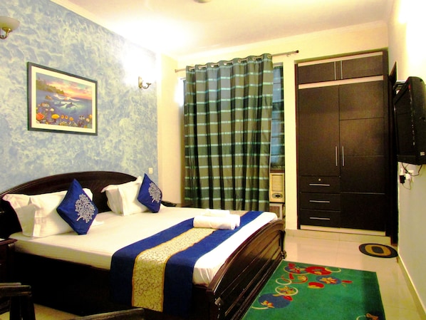 Deluxe Double Room | Desk, blackout curtains, free WiFi, bed sheets