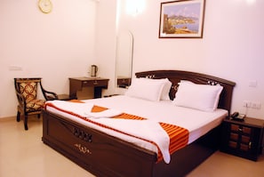 Deluxe Double Room | Desk, blackout drapes, free WiFi, bed sheets