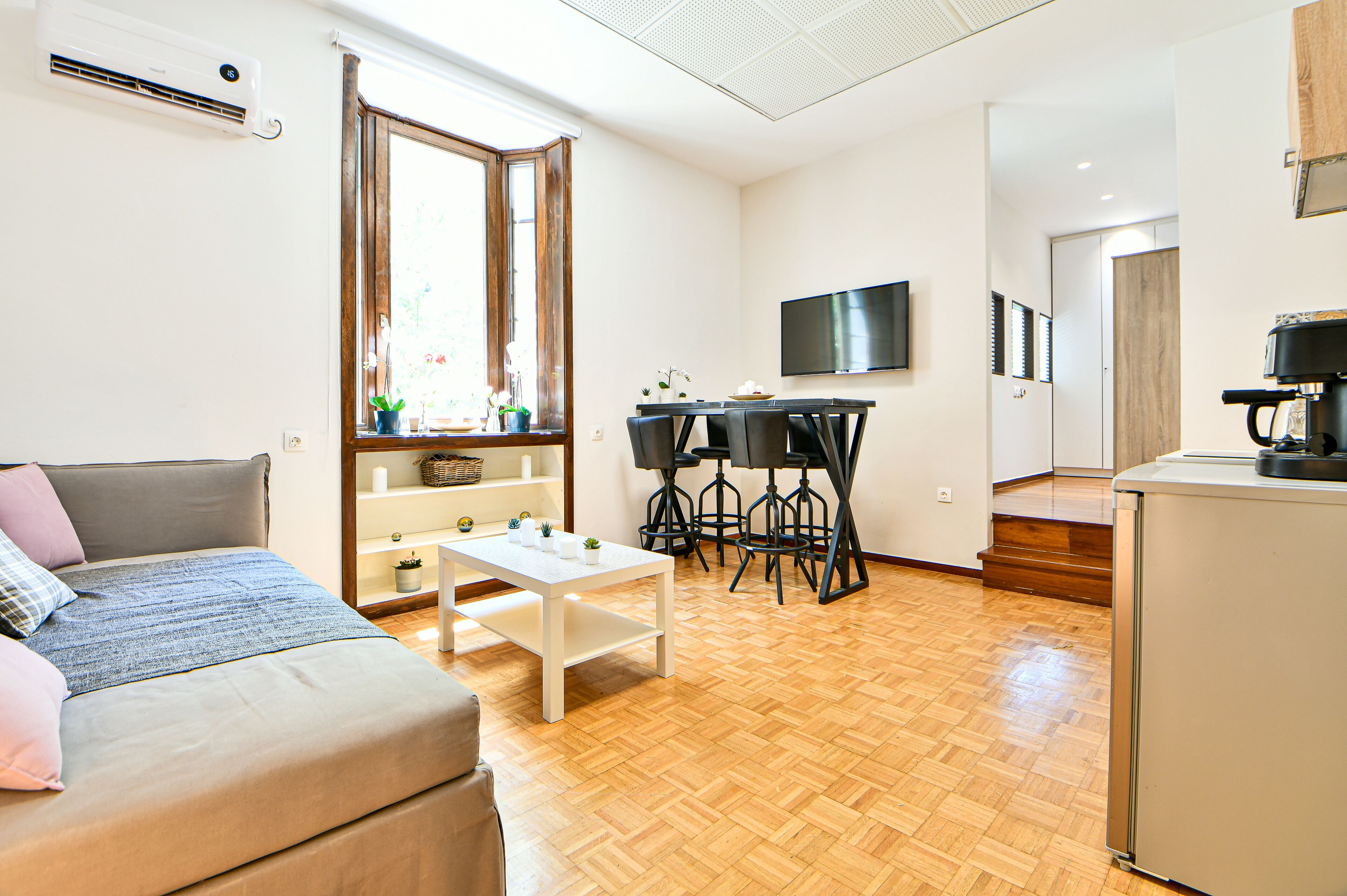 Deluxe Apartment (Lavatera) | Living room | 48-inch flat-screen TV with cable channels, Smart TV, Netflix