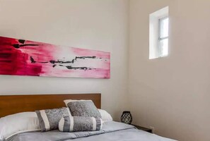 3 bedrooms, desk, iron/ironing board, free WiFi