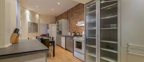 Refrigerador, microondas, horno y parrilla de estufa