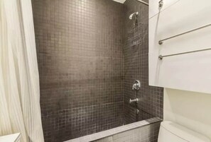Tina con regadera, amenidades de baño gratuitas, secadora de cabello 