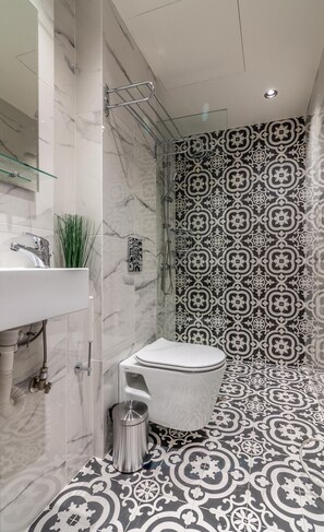 Apartamento, 1 habitación | Baño | Ducha, secador de pelo, toallas y jabón