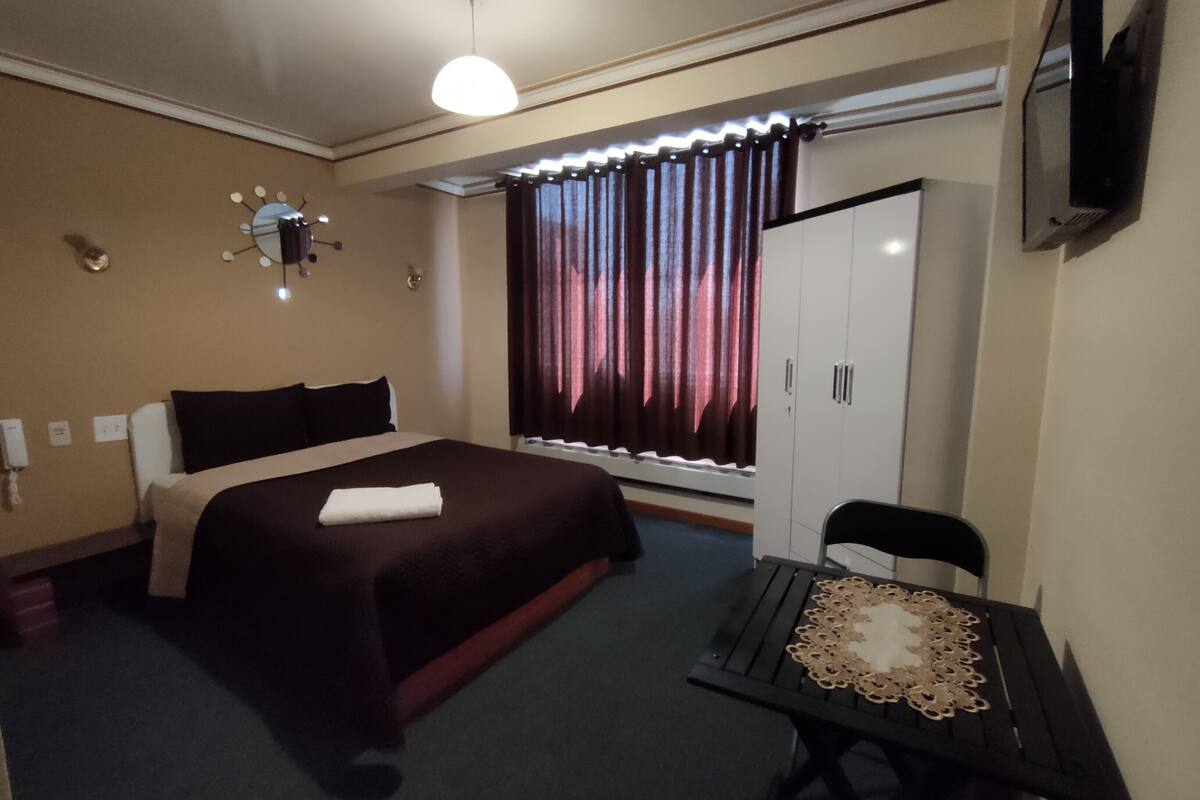 room, 1 queen bed | minibar, free wifi, bed sheets