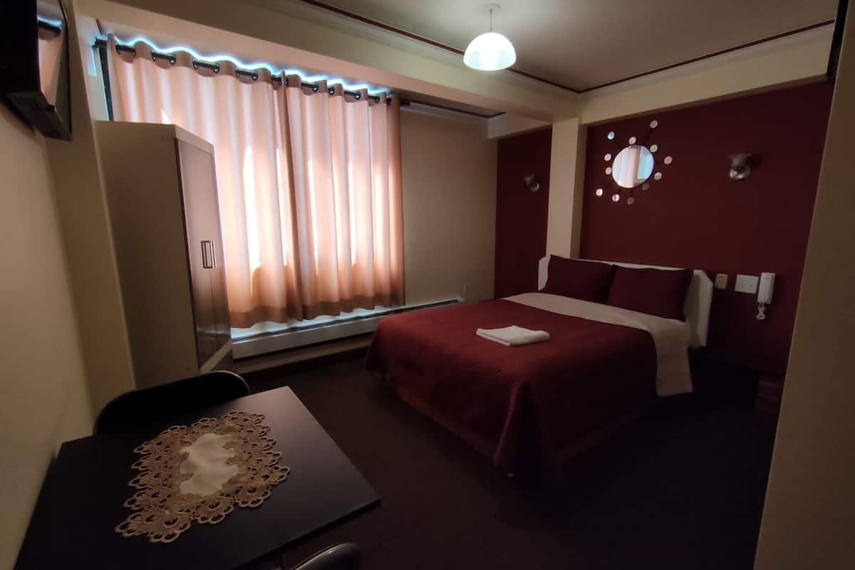 room, 1 queen bed | minibar, free wifi, bed sheets