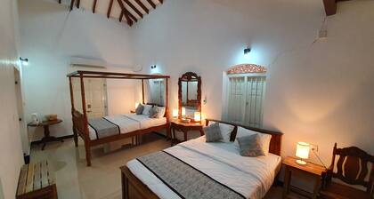 Eine einzigartige Villa mit faszinierenden antiken Holzmöbeln von einzigartiger Schönheit.