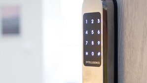 Una cerradura moderna con teclado numérico y orificio para llave.