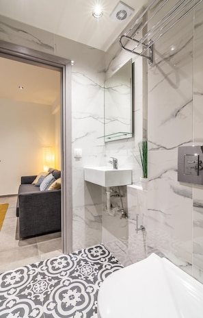 Studio | Badezimmer | Dusche, Haartrockner, Handtücher, Seife