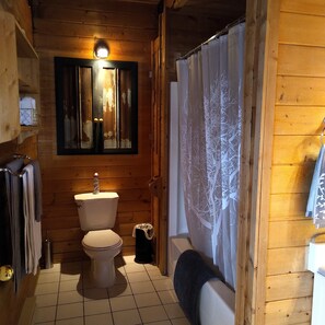 Towels, soap, toilet paper - Meadow Lake Guest Ranch - Osprey Suite - Lakeview House (70 Mile House)