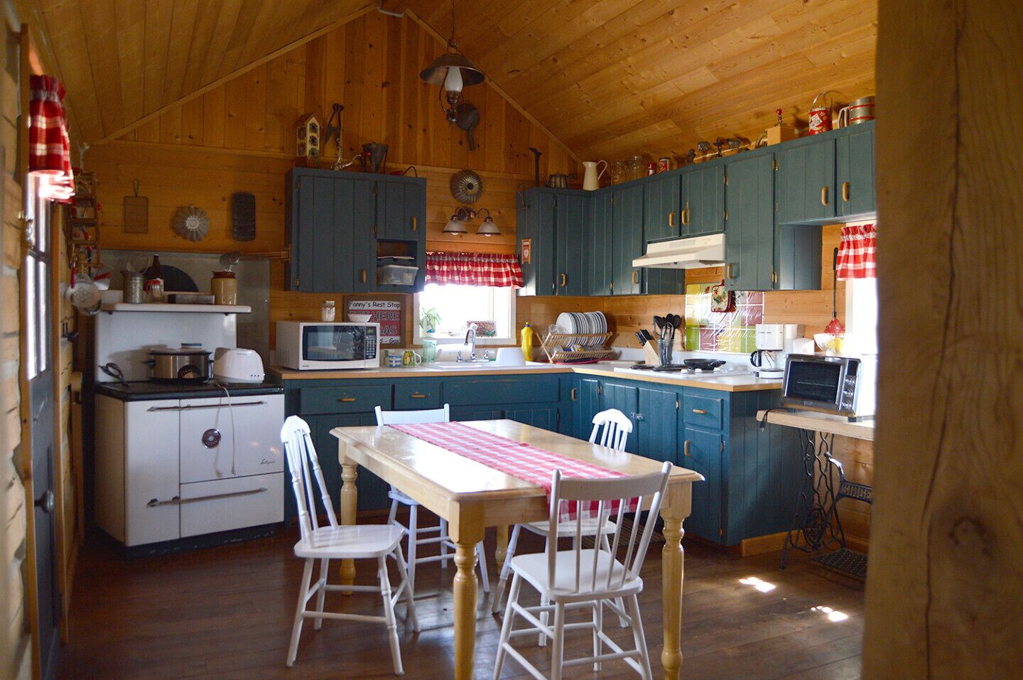 Meadow Lake Guest Ranch - Meadow Lake Roadhouse