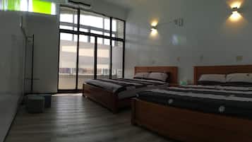 Minibar, sistema de insonorización y ropa de cama