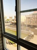 Minibar, sistema de insonorización y ropa de cama 