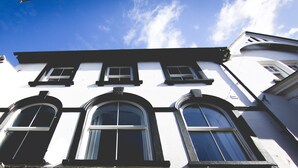 Front of property - Luxury Sunrise Suite with Harbour Views (St Ives)
