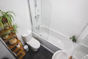 Apartamento | Banheiro | Chuveiro/banheira combinados, secador de cabelo, toalhas de banho 