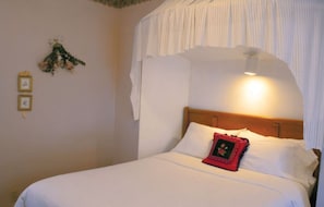 7 bedrooms, iron/ironing board, WiFi, bed sheets