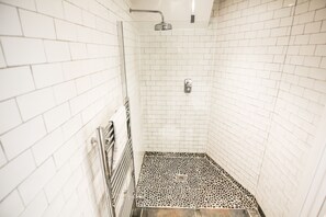 Apartamento, 2 quartos | Chuveiro